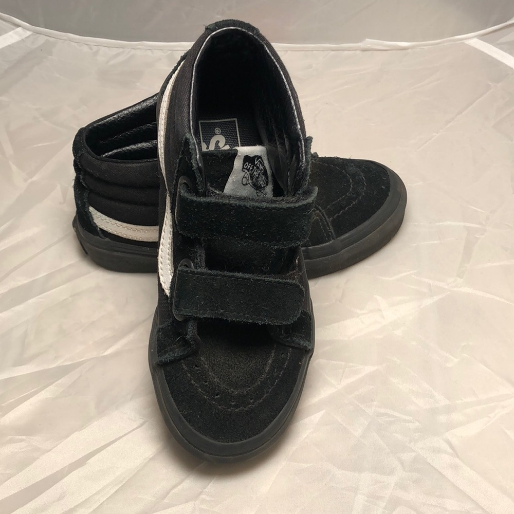 GUC Classic Hi-Top Black Leather Vans 👀